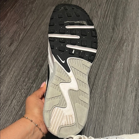 Nike White and Black Athletic Sneakers - Picture 7 of 8